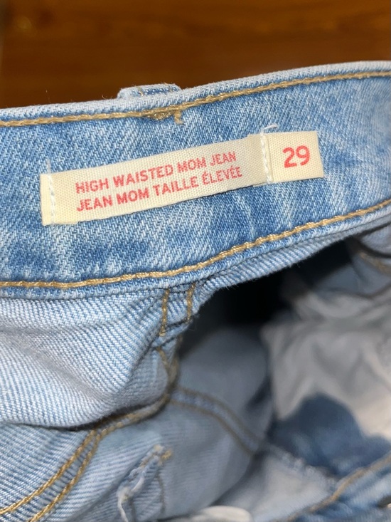 Levi's High-Rise Mom Jeans in Light Blue, Size 29 - Picture 5 of 6